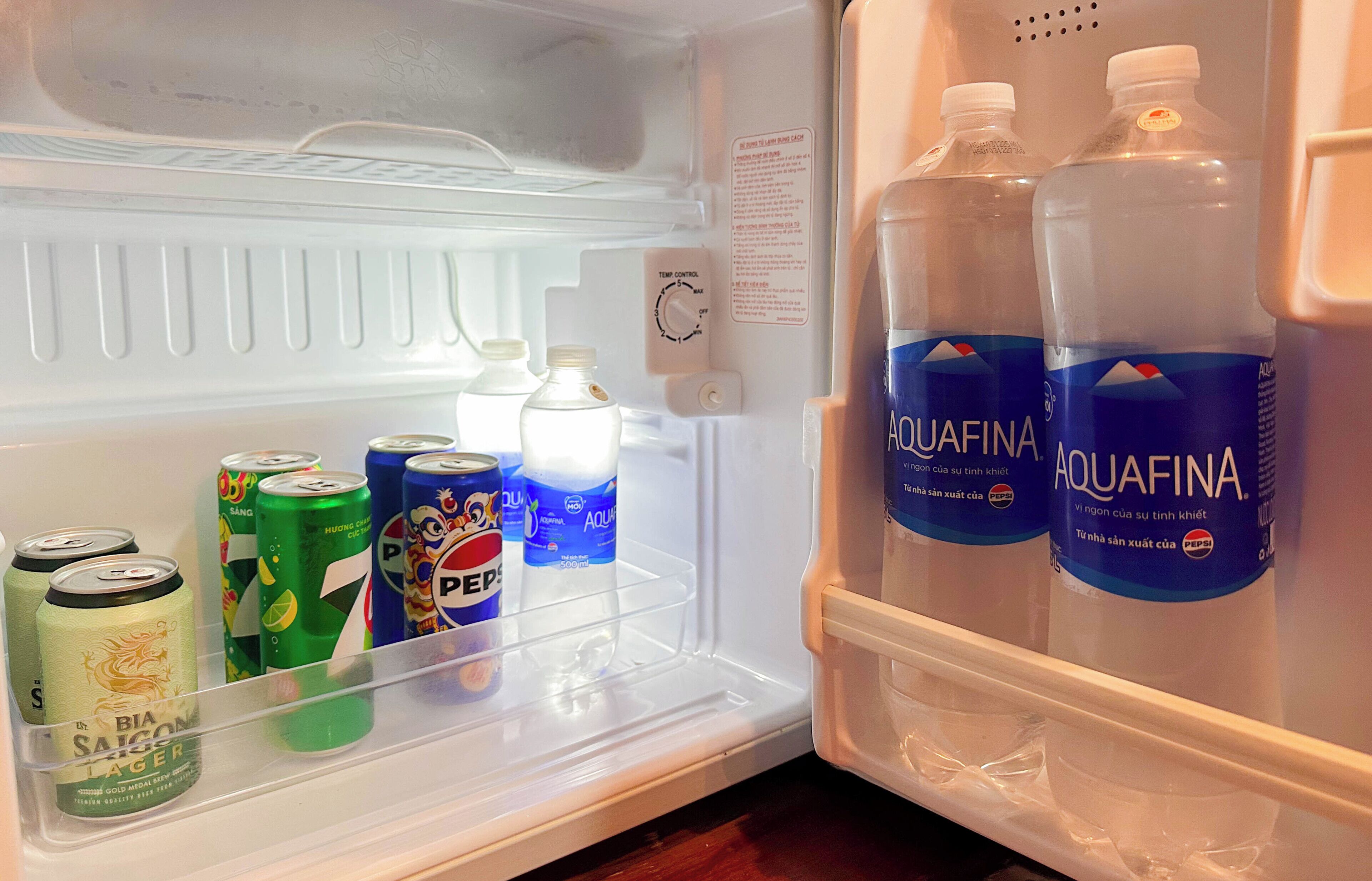 Ein Kühlschrank mit Getränken und Dosen.