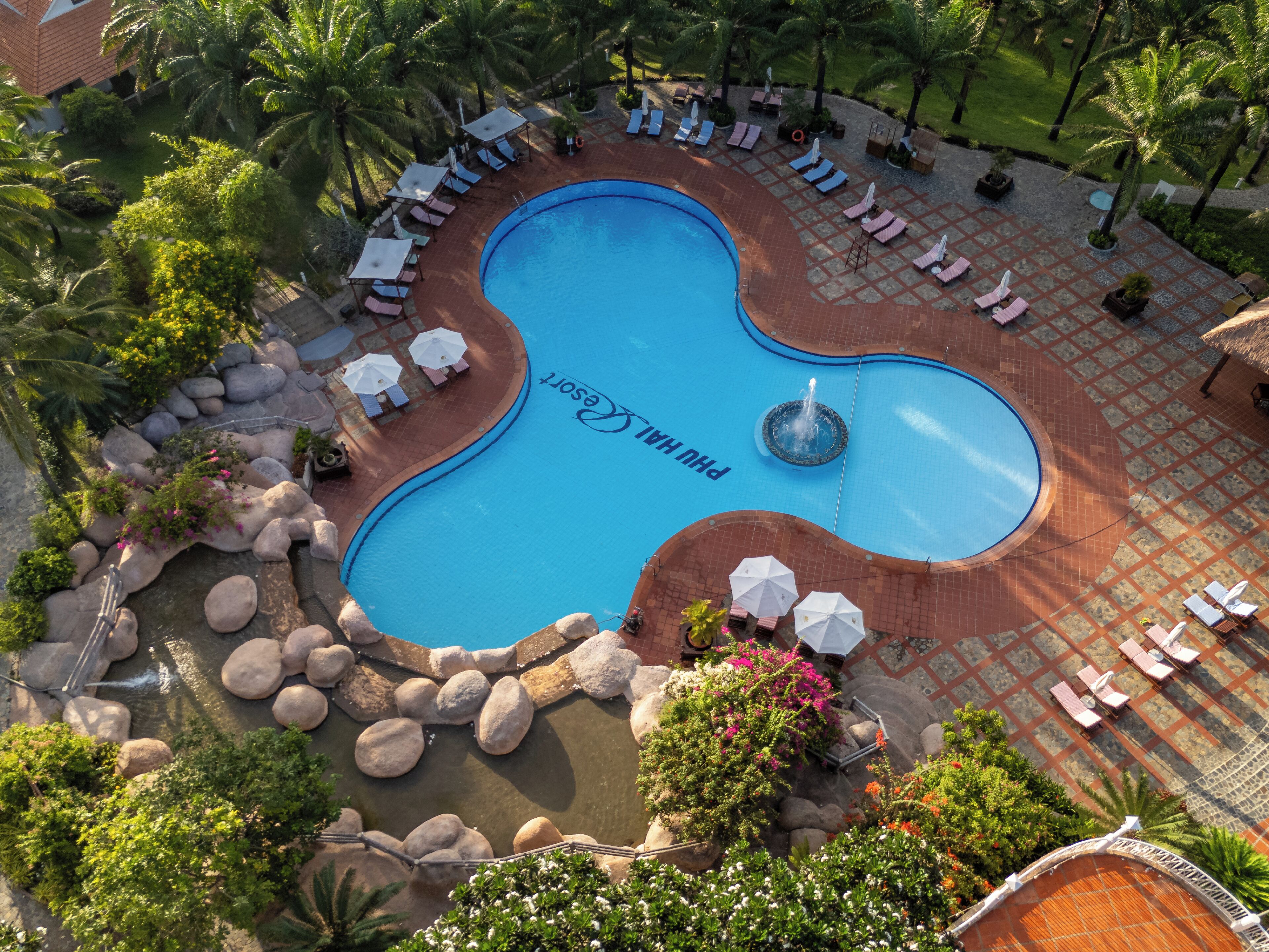Outdoor pool, pool umbrellas, sun loungers