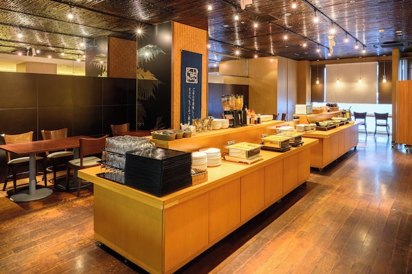 Daily buffet breakfast (JPY 1485 per person)