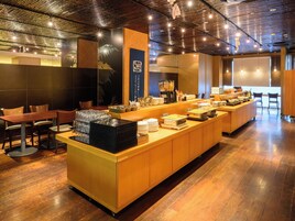 Daily buffet breakfast (JPY 1485 per person)