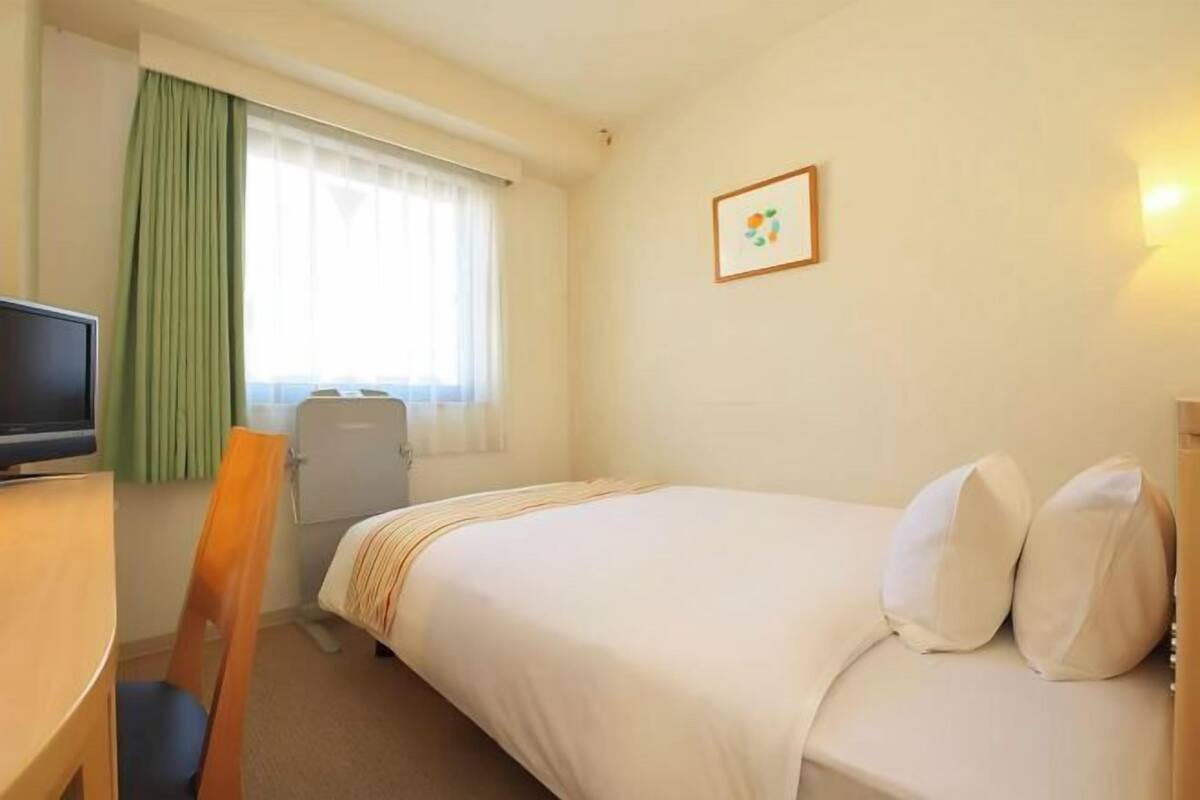 Iron/ironing board (on request), WiFi (surcharge), bed sheets