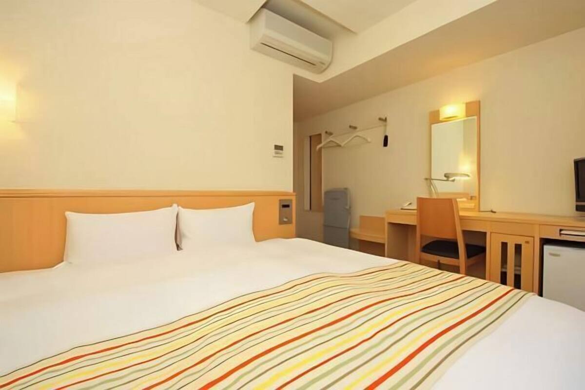 Iron/ironing board (on request), WiFi (surcharge), bed sheets