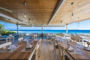 Breakfast served, Mediterranean cuisine, al fresco dining  - Saint George Hotel (Paros)