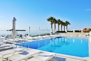 Outdoor pool, pool umbrellas, pool loungers - Saint George Hotel (Paros)