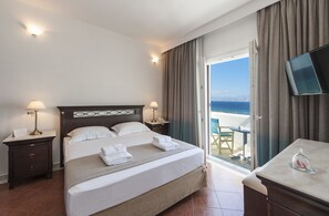Junior Suite | 1 bedroom, in-room safe, individually decorated, individually furnished - Saint George Hotel (Paros)