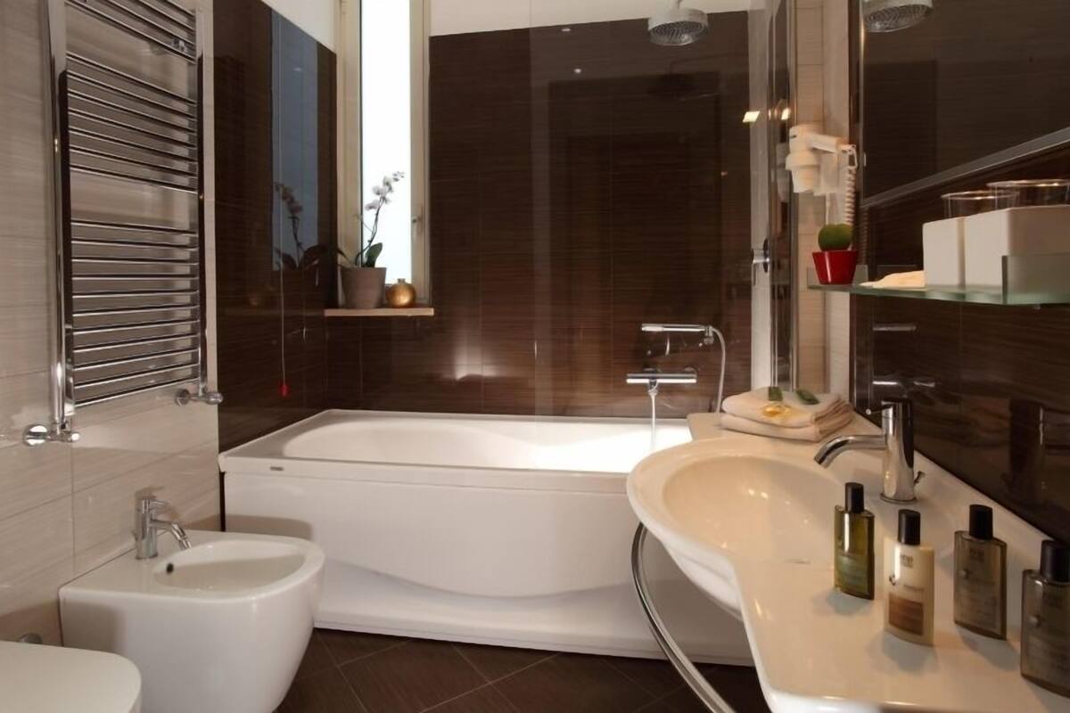 junior suite, 1 double bed | jetted bathtub