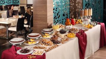 Colazione a buffet, servita tutte le mattine (9 EUR a persona)