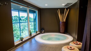 A spa room with a hot tub, large windows, and a view of trees. - Hotel & Spa Villa Mercede (Frascati)