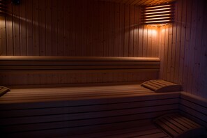 A wooden sauna with benches and slatted walls. - Hotel & Spa Villa Mercede (Frascati)