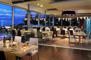 Lunch, dinner, brunch served; international cuisine, pool views 