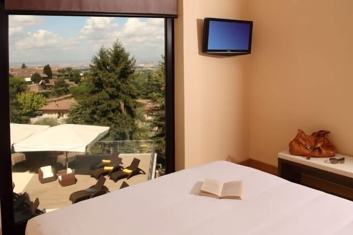 down duvets, minibar, in-room safe, blackout curtains