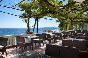 Serviço de café da manhã, culinária mediterrânea, vistas para a praia
