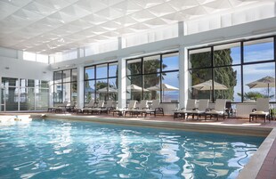 Una piscina techada, abierta desde las 08:00 hasta las 19:00, sombrillas