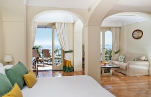 Minibar, caja de seguridad en la habitación y escritorio