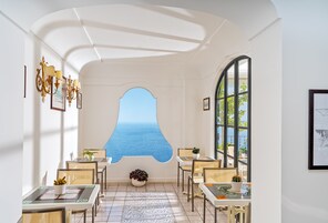 Desayuno buffet diario (EUR 20 por persona)