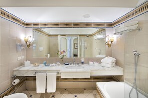 Standard Double or Twin Room (French Balcony) | Bathroom | Separate tub and shower, rainfall showerhead, free toiletries - Punta Regina (Positano)