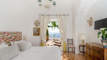 Habitación Confort doble, balcón, vistas al mar | Minibar, caja fuerte, escritorio y cortinas opacas