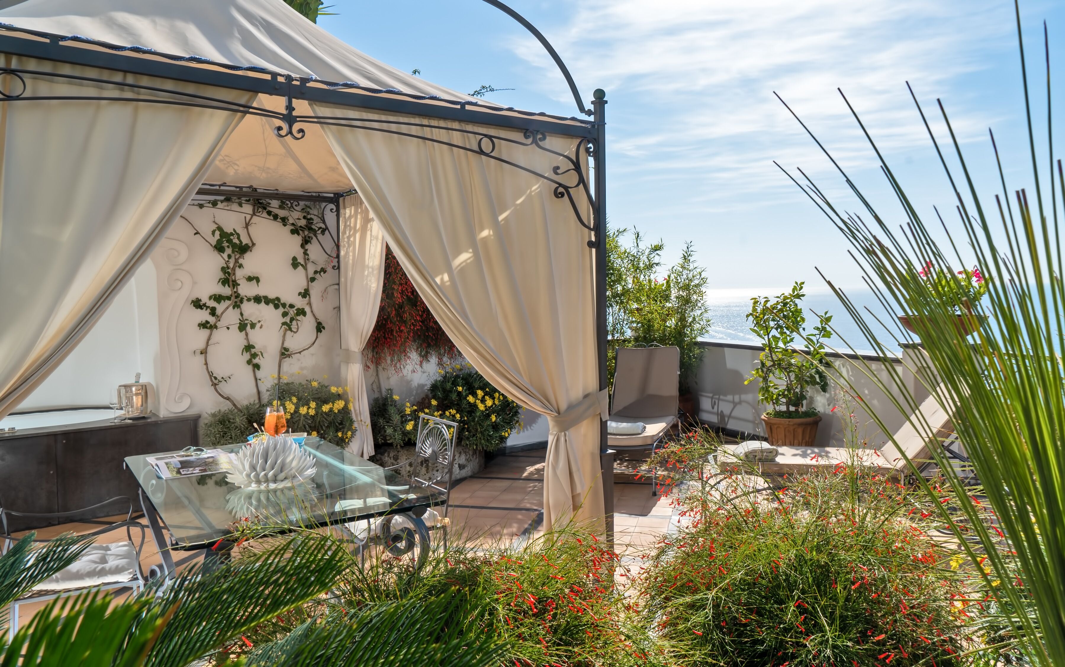 套房, 露台, 海景 | 迷你吧、客房內保險箱、書桌、遮光布/窗簾