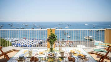 Suite Junior, terrasse, vue mer | Minibar, coffres-forts dans les chambres, décoration personnalisée
