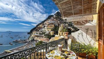 Comfort Double Room, Balcony, Sea View | 1 bedroom, minibar, in-room safe, individually decorated