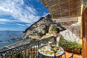 ميني بار وخزنة داخل الغرفة وبديكورات فريدة لكل غرفة وطراز فريد لكل وحدة