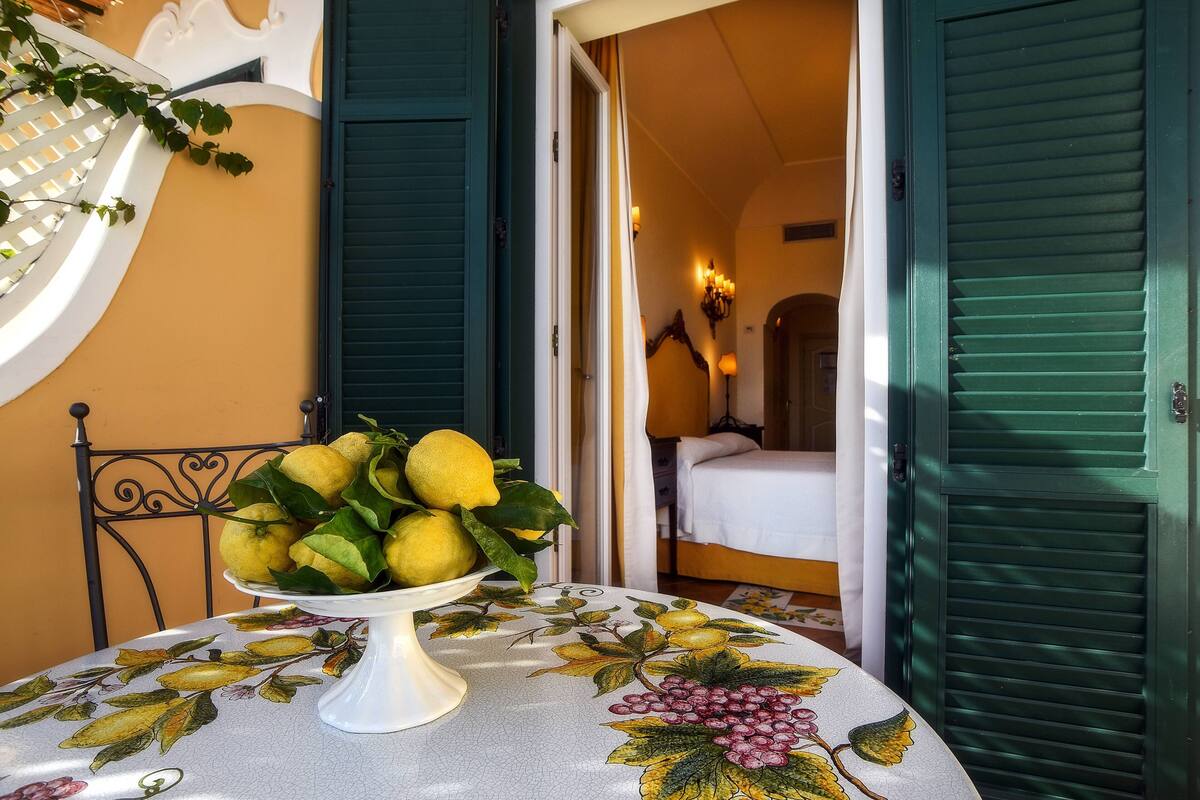 comfort double room, balcony, sea view | 1 bedroom, minibar, in-room safe, individually decorated