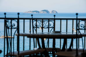 Quarto casal executivo, terraço, vista para o mar | Frigobar, cofres nos quartos, individualmente decorados