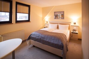 In-room safe, desk, laptop workspace, blackout drapes - Centro Hotel Goya Wolfsburg, Trademark Collection by Wyndham (Wolfsburg)