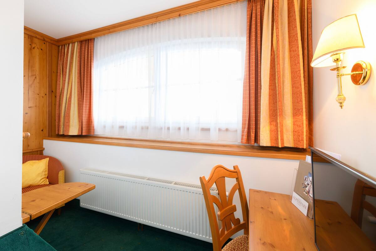 single room ("seefeld" - haus dreitorspitze) | living area | 32-inch flat-screen tv with cable channels, tv