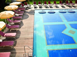 2 piscinas cubiertas, una piscina al aire libre