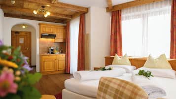 Hypo-allergenic bedding, in-room safe, desk, free WiFi