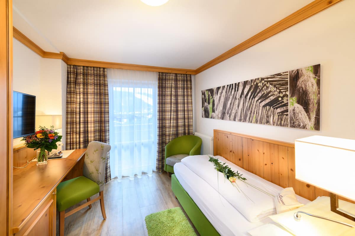 single room, balcony (haus dreitorspitze) | hypo-allergenic bedding, in-room safe, desk, free wifi