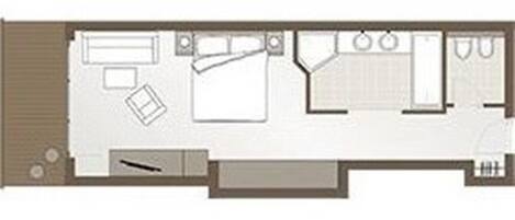 En plantegning af et hotelværelse med seng, skrivebord, stol, lille bord og badeværelse.