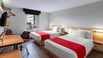 Quarto, 2 camas de casal | Escrivaninha, ferros/tábuas de passar roupa, Wi-Fi de cortesia