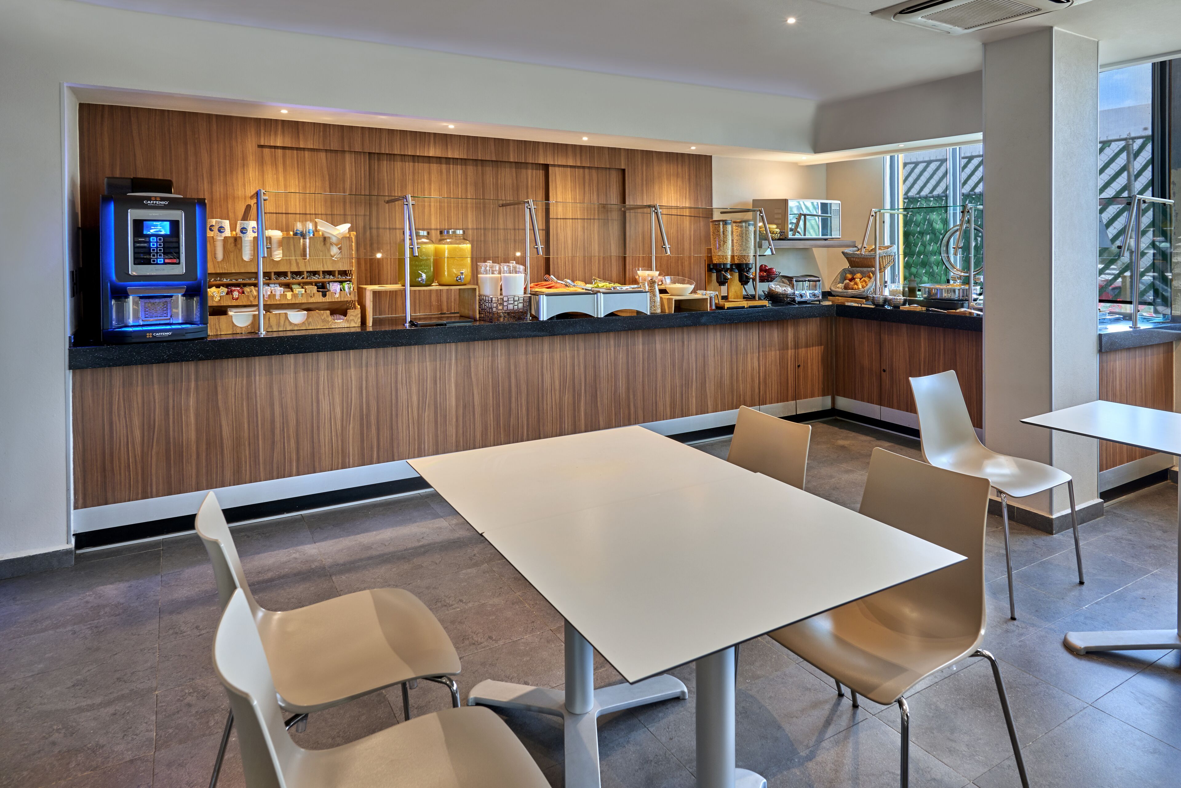 free daily continental breakfast