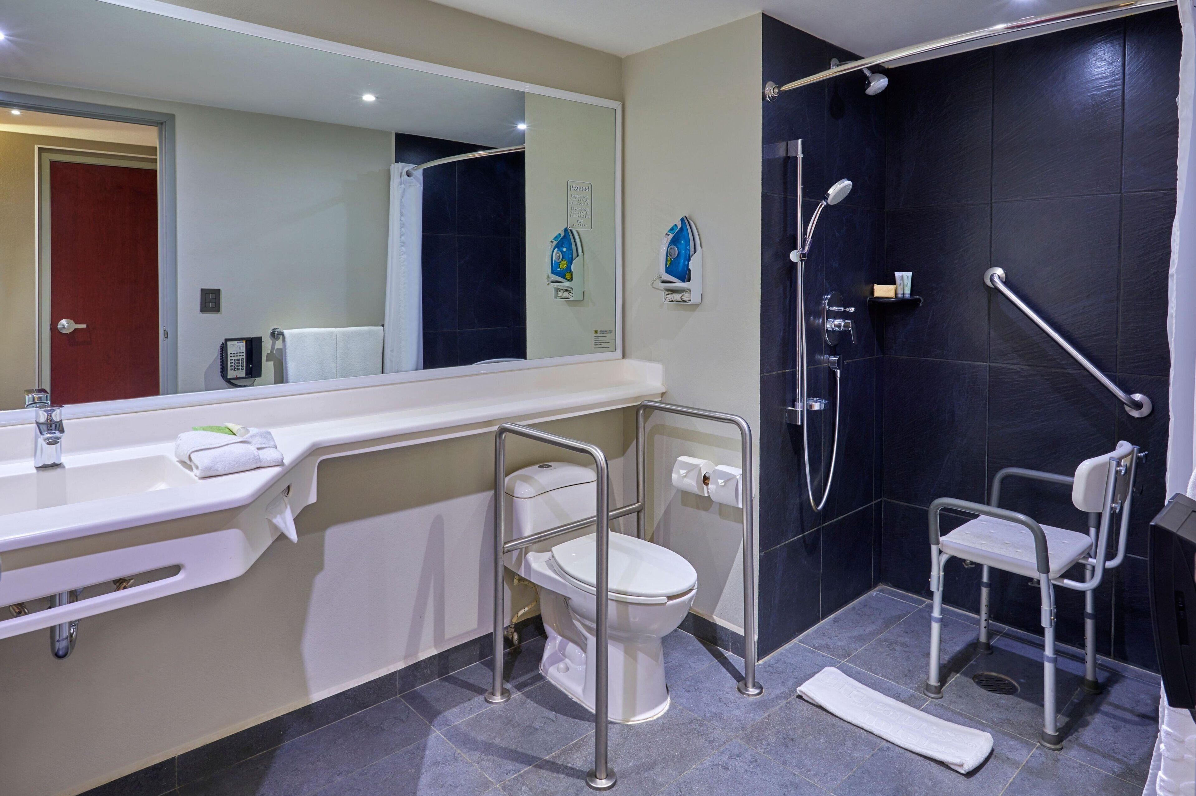 room, 1 queen bed, non smoking | bathroom | shower, hair dryer, towels