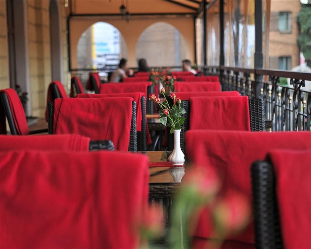 Breakfast and lunch served, international cuisine