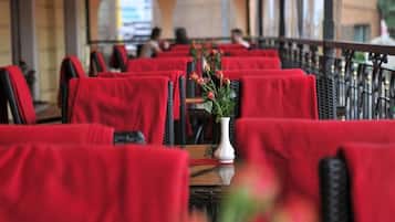 Breakfast and lunch served, international cuisine