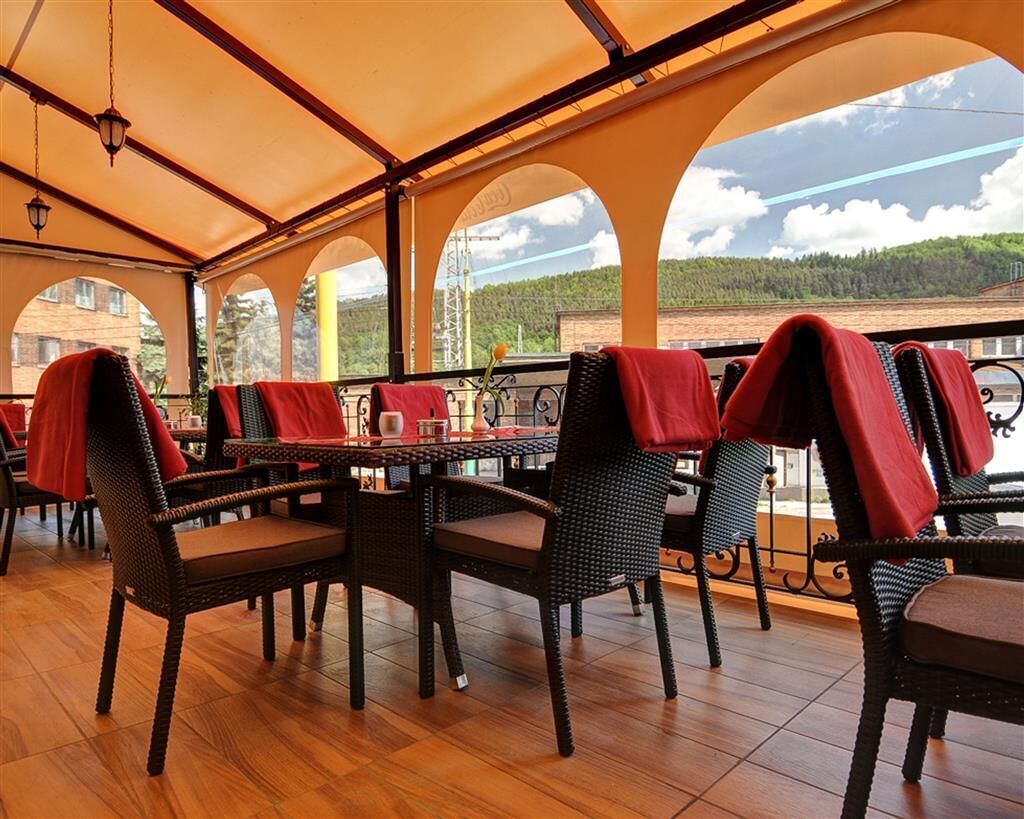 Breakfast and lunch served, international cuisine