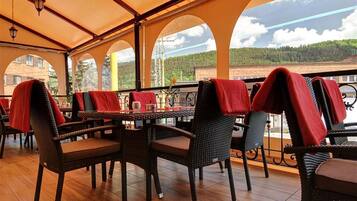 Breakfast and lunch served, international cuisine