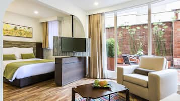 Seprai premium, selimut bulu angsa, minibar, dan brankas