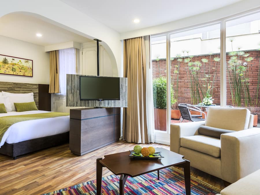 Ropa de cama de alta calidad, cubrecamas y minibar