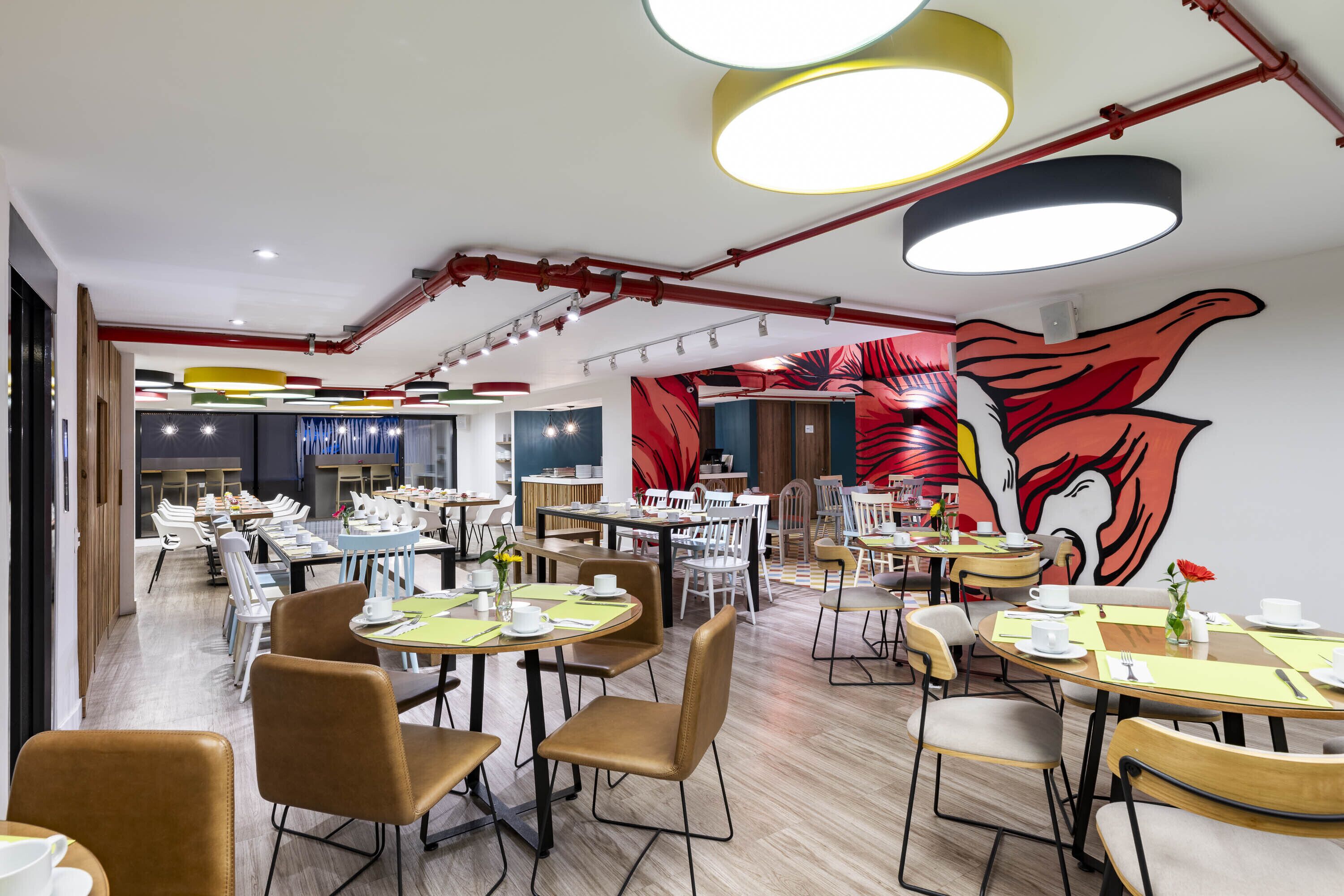 每日供應吃到飽早餐 (每人 COP30000)