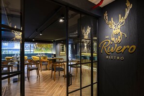 2 restaurantes; se sirve desayuno, almuerzo y cena