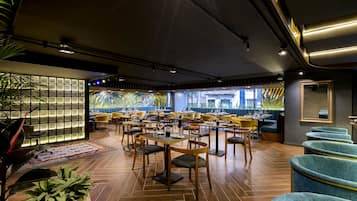2 restaurantes: opção de café da manhã, almoço e jantar