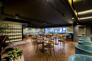 2 restaurants, breakfast, lunch, dinner served; international cuisine  - Hotel Vilar America (Bogotá)