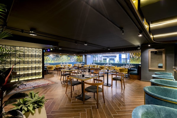 2 restaurants, breakfast, lunch, dinner served; international cuisine