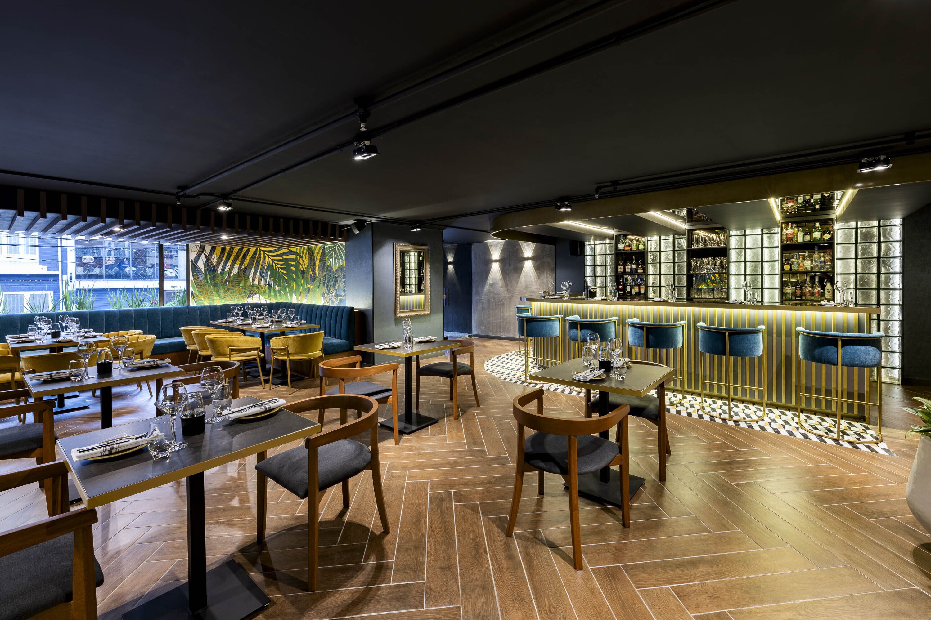 2 restaurants, breakfast, lunch, dinner served; international cuisine