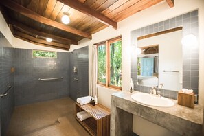 Bungalow, 1 soverom | Bad | Dusj, designertoalettartikler, hårføner og håndklær