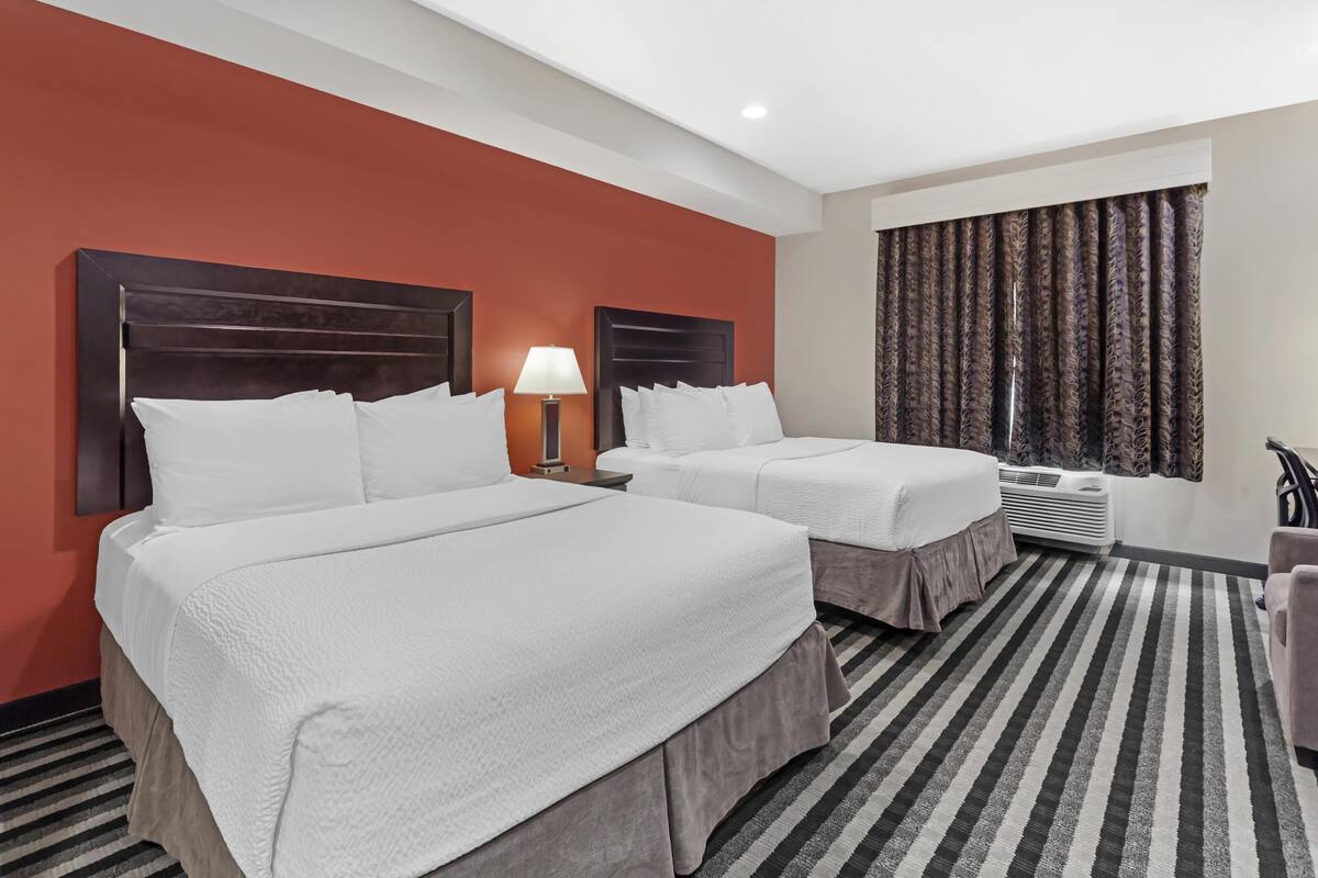 Ropa de cama de alta calidad, colchones con pillow-top y escritorio 